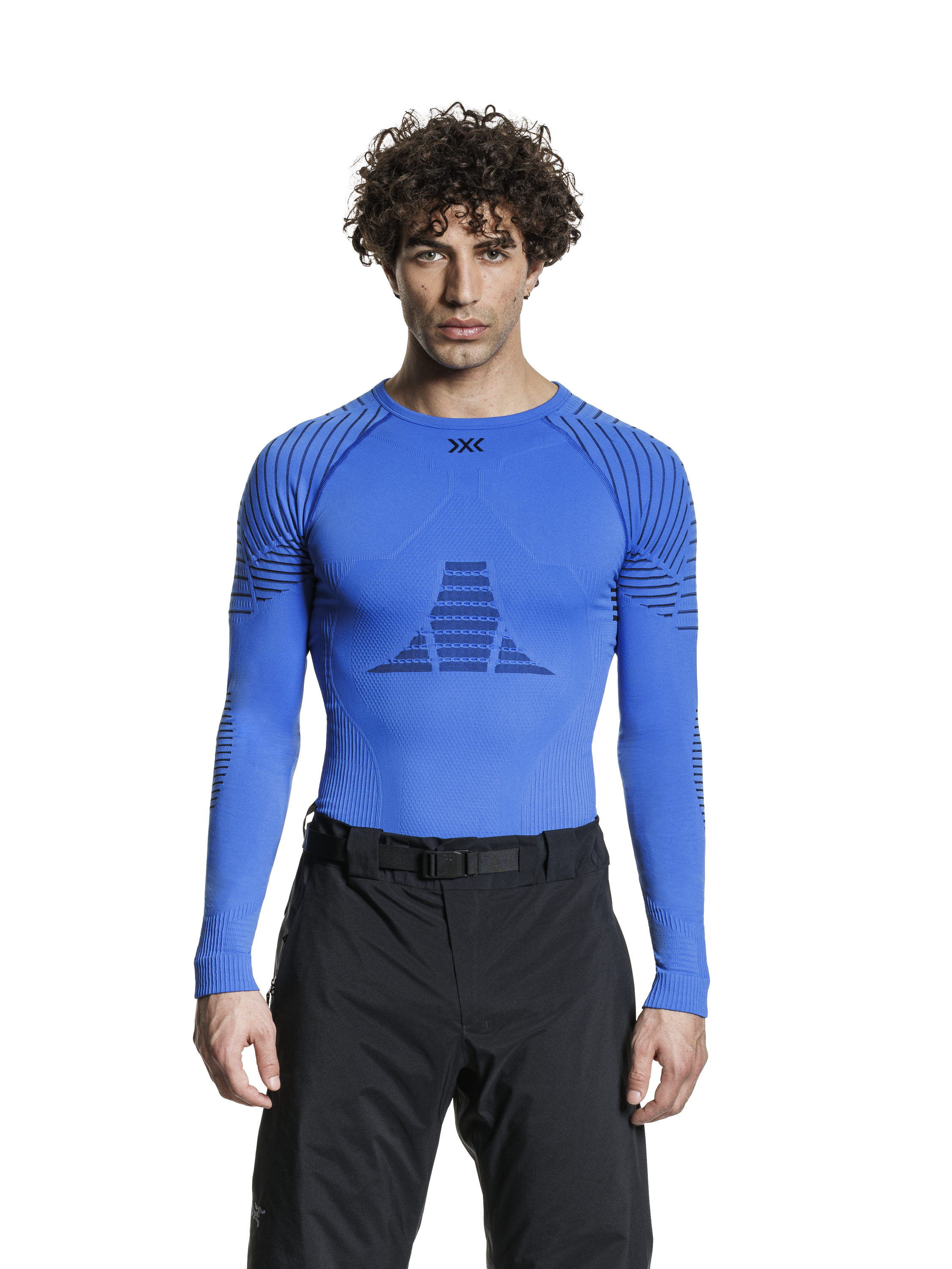 989235a2-6539-4c74-b685-3ee69236871f___989235a2-6539-4c74-b685-3ee69236871f,IN-WT06W19M-A101,250212-IN-WT06W19M-A101-MODEL_SHOT-0207_2C,dam,#color_blossom-blue-black