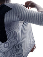 X-BIONIC COREFUSION ULTIMATE AERO JERSEY SS MEN - Windmap Seal Grey - Zip Shirts - 4 of 7